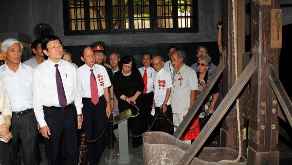 Presidente de Vietnam visita a veteranos encarcelados en la prisión de Hoa Lo