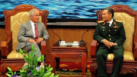 Estados Unidos estudia levantar bloqueo del comercio de armas a Vietnam