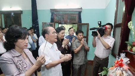 Líderes vietnamitas rinden tributo al Presidente Ho Chi Minh