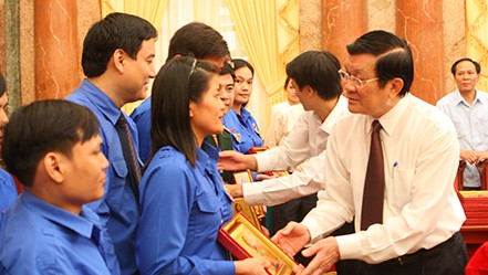 Presidente vietnamita reunido con representantes de jóvenes sobresalientes 