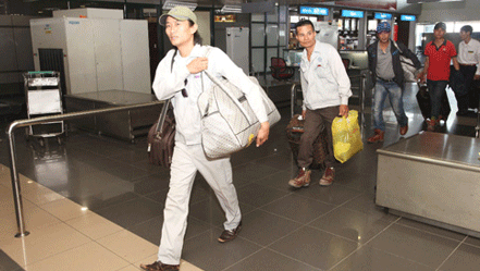 Ofrecen autoridades de Hanoi políticas preferenciales para trabajadores repatriados 