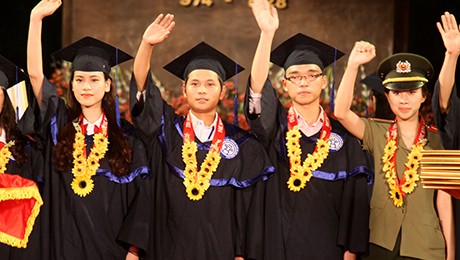 Hanoi honra a los titulados universitarios excelentes en 2014 