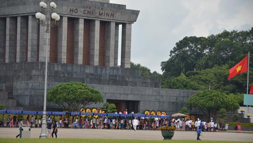 Miles de vietnamitas rinden tributo al Líder revolucionario en Día Nacional