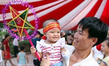 Celebran alegremente fiesta infantil vietnamita