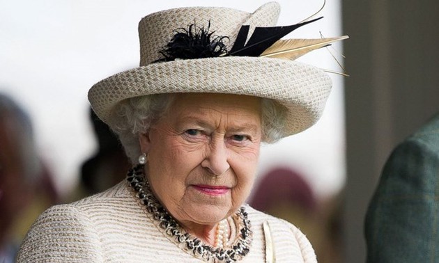 La Reina británica pide a los escoceses considerar con cautela el futuro