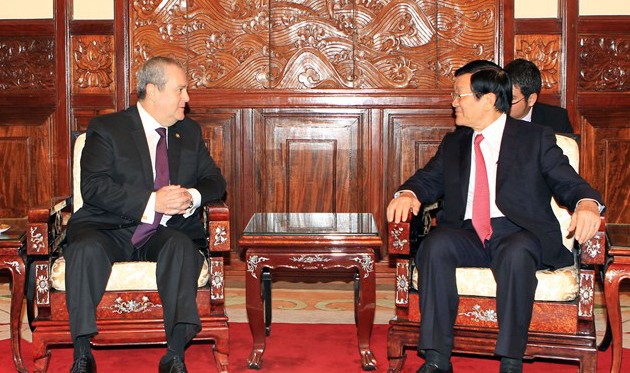 Presidente de Vietnam recibe a nuevos embajadores