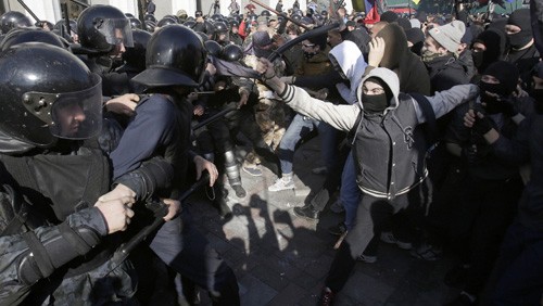 Enfrentamiento entre nacionalistas y policías de Ucrania fuera del Parlamento