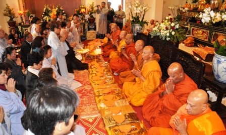 Se efectúa gran ceremonia de ofrenda de traje de Buda 