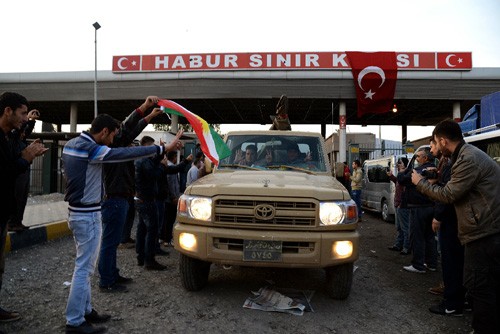 Participan kurdos iraquíes en lucha contra Estado Islámico en Siria