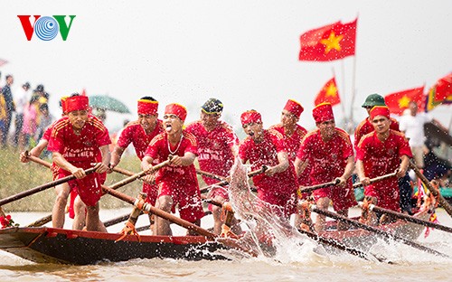 Competencia de embarcaciones de remo en  Nam Dinh 
