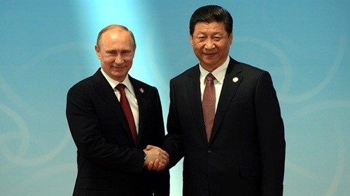 Firman China y Rusia acuerdos de cooperación en energía 