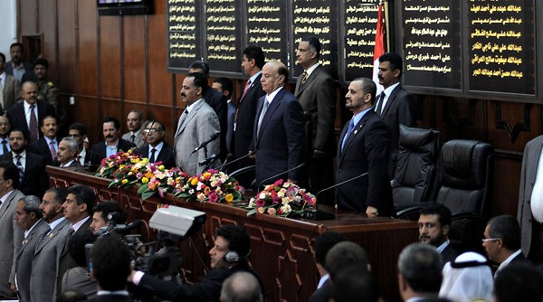 Juramenta nuevo gobierno yemení