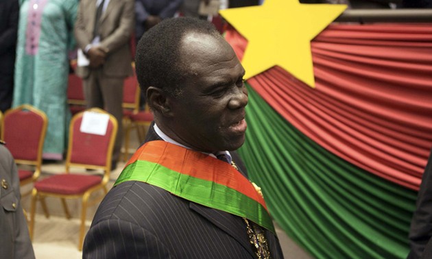 Instalan militares en  Burkina Faso a nuevo Presidente interino