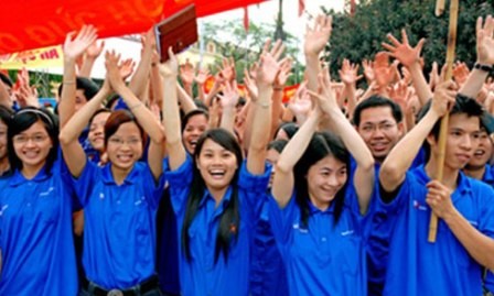 Jóvenes vietnamitas reunidos en la campaña “Amo mi Patria”