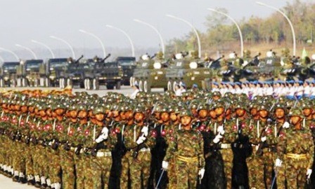 Desfile militar en Myanmar por el Día de Independencia