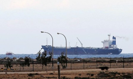 Fuerza aérea de Libia admite haber bombardeado buque cisterna griego