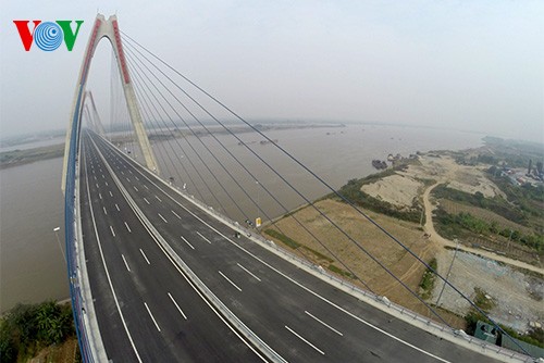 El panorama de la puente de Nhat Tan y la carretera más moderna de Hanoi