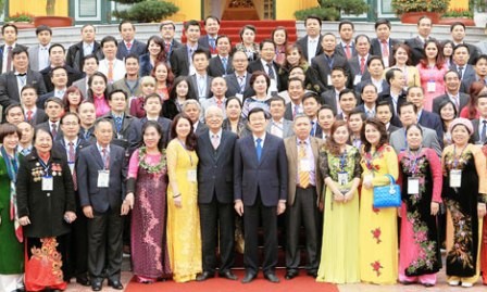 Presidente vietnamita pondera un centenar de empresarios honrados 