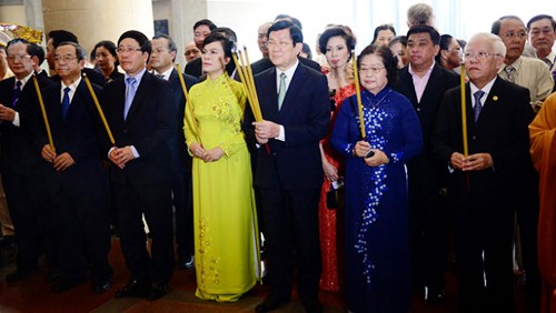 Presidente de Vietnam rinde homenaje a fundadores de la patria en vísperas del Tet 2015