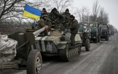 Separatistas de Ucrania retiran armas pesadas de la zona de conflicto