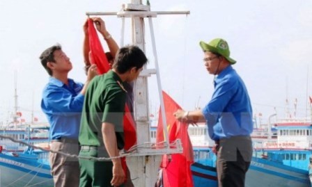 Entregan banderas nacionales a pescadores