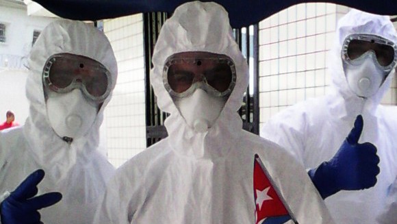Regresan médicos cubanos a la patria tras cumplir su misión contra el ébola en África
