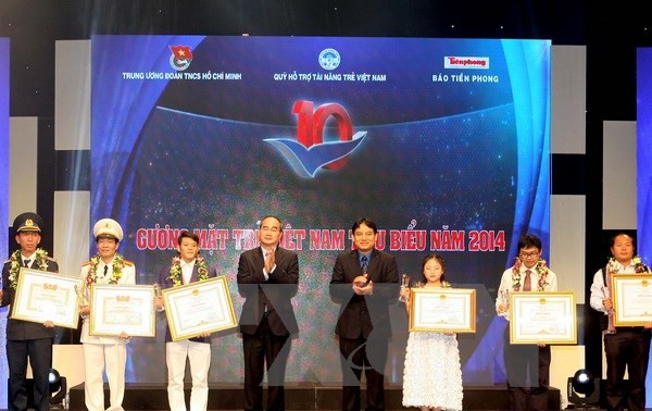 Obsequian premios de Jóvenes Sobresalientes 2014