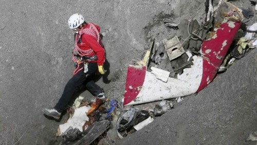 Confirman 78 muestras de ADN de los restos en el accidente del avión Airbus 320 en Francia