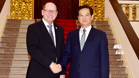 Recibe primer ministro vietnamita a parlamentario de Suecia y embajador de Rusia