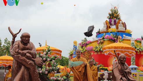 Celebración Vesak en Vietnam 2014 aspira a record mundial del budismo