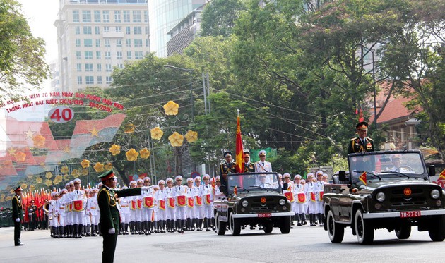 Recuerda Vietnam la reunificación nacional con mitin y desfile militar 