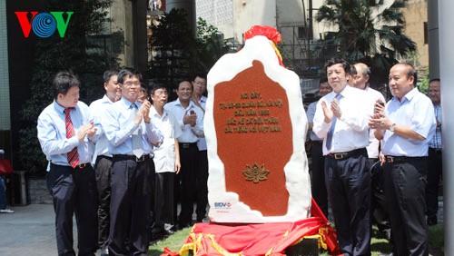 Colocan lápida conmemorativa de visita de Ho Chi Minh a Voz de Vietnam