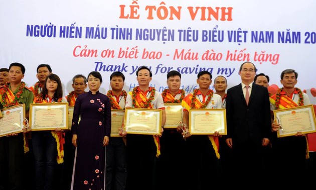 Honra Vietnam a donantes de sangre más destacados en 2015