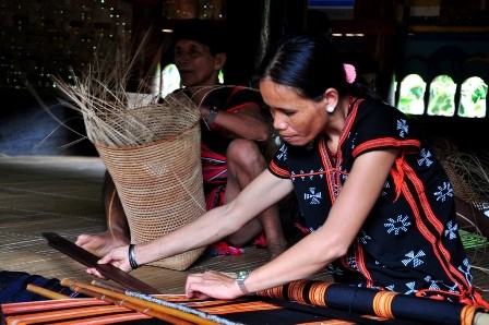 Las manos hábiles de mujeres étnicas en productos artesanales