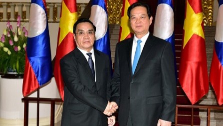 Concluye primer ministro laosiano visita en Vietnam