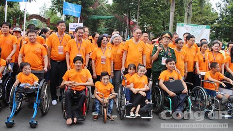 8 mil personas participan en caminata en apoyo de víctimas vietnamitas de la dioxina