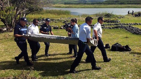 Siguen peritos franceses investigaciones sobre pedazo de avión encontrado en isla de La Reunión