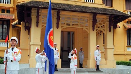 Izamiento de la bandera de ASEAN para celebrar 48 años de su fundación
