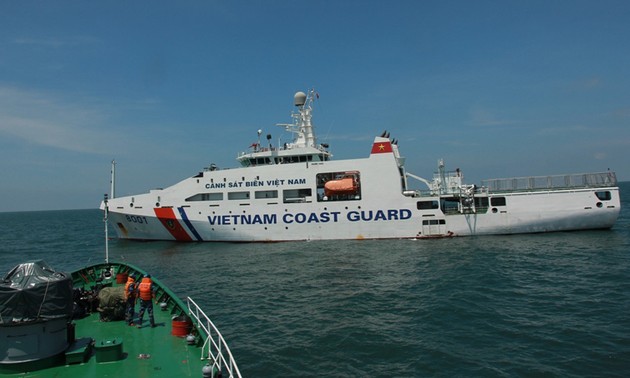 Guardacostas vietnamitas e indios entrenan el socorro y rescate en el mar