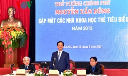 Primer ministro Nguyen Tan Dung se reúne con científicos jóvenes ejemplares