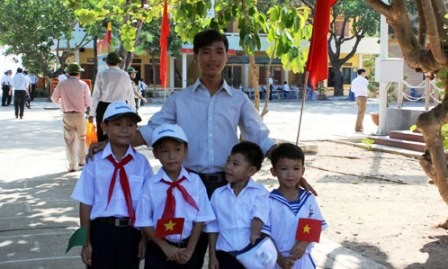 Fraternidad entre profesores y alumnos en isla Sinh Ton – Truong Sa