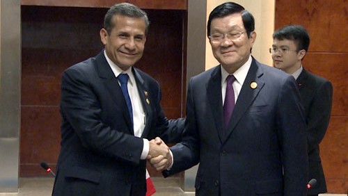 Contactos bilaterales del Presidente de Vietnam en APEC 2015