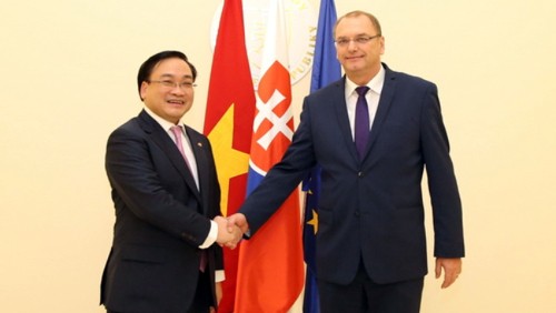 Vietnam y Eslovaquia abogan por intercambio comercial más amplio