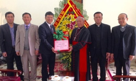 Dirigentes de localidades vietnamitas felicitan a comunidad católica nacional por Navidad 2015