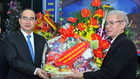 Dirigentes vietnamitas felicitan comunidad cristiana por Navidad 