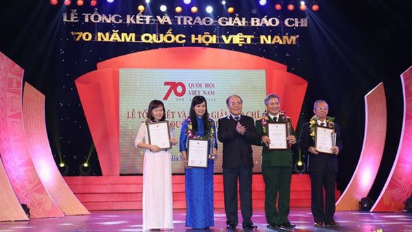 Entrega de premios a la prensa en ocasión del 70 aniversario del parlamento vietnamita
