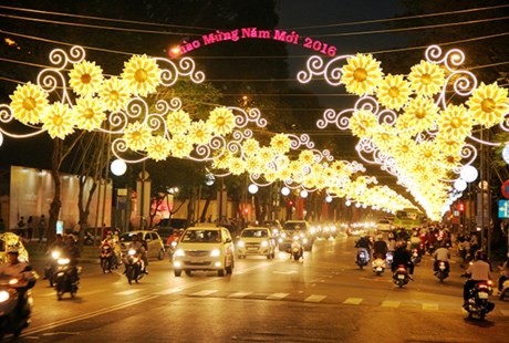 Vietnamitas reciben entre celebraciones la llegada del Año Nuevo 2016 