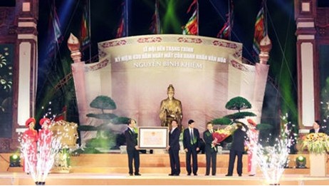 Entrega certificado de reliquia nacional especial para templo de gran cultor vietnamita