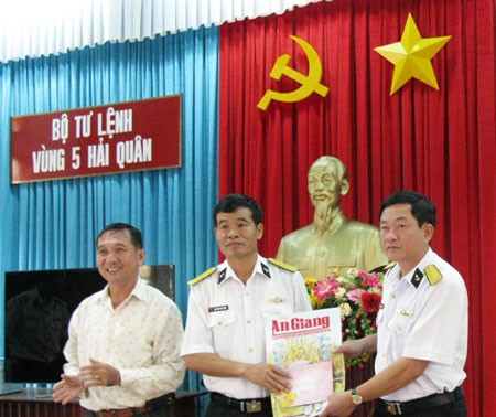 Entregan obsequios a soldados en la región marítima del Suroeste vietnamita