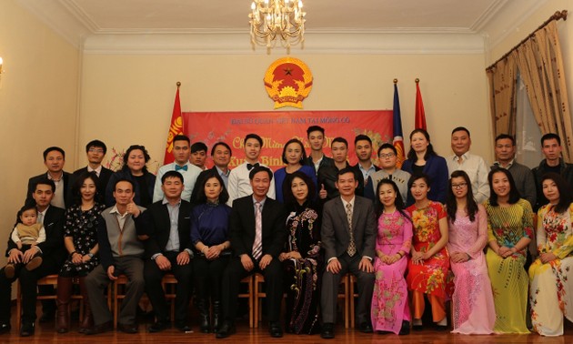 Vietnamitas en distintas partes del mundo celebran el Tet